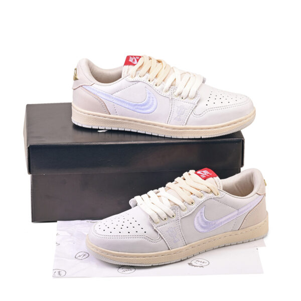 Air Jordan 1 Retro Low OG Trophy Room Away - Off White - Imagem 5