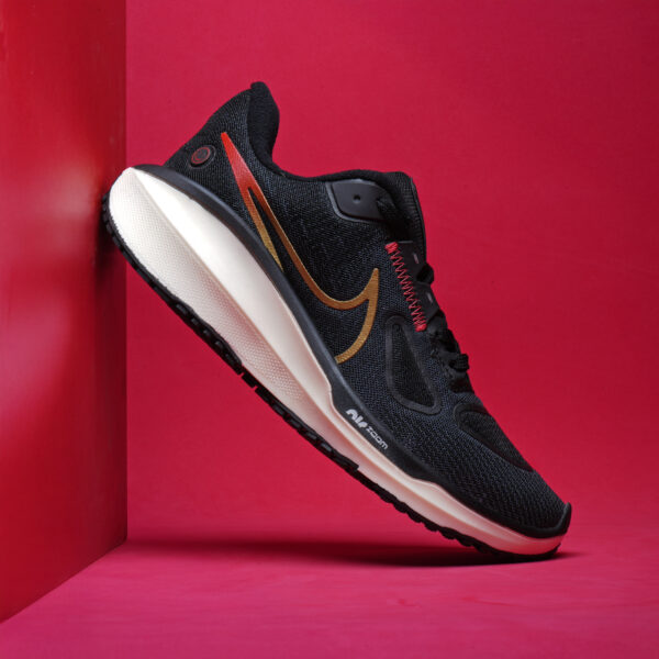 Nike Vomero 17 - Preto/Dourado - Imagem 3